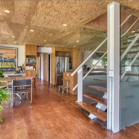 Spacious 5-Br 4-Bath Pool In East Hamptons